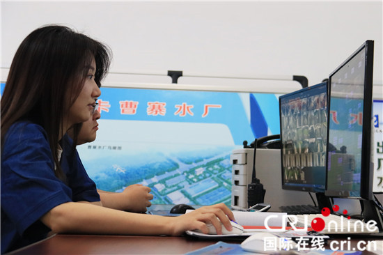 河南许昌:“南水”让莲城增颜 群众生活多彩_fororder_许昌曹寨水厂工作人员正在忙碌工作 摄影 王小军.JPG