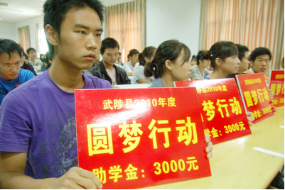 点击图片查看详情 武陟人口网_武陟医护人员在车祸现场救人时再遭车祸致6人遇难 高速遇这种情(2)